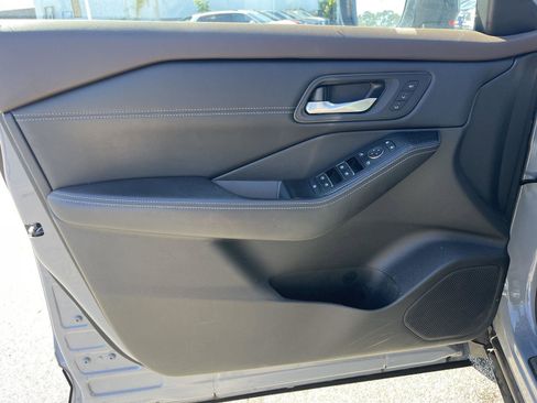 Used 2023 Nissan Rogue SL w/ SL Premium Package image 10