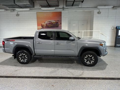 Used 2018 Toyota Tacoma TRD Off-Road w/ Technology Package image 2