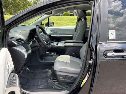 Used 2026 Toyota Sienna XLE FWD image 16
