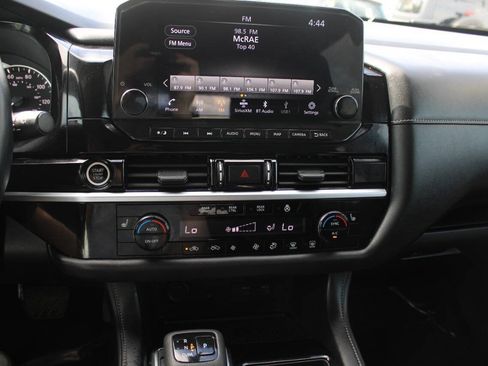 Used 2024 Nissan Pathfinder SL AWD/4WD image 18