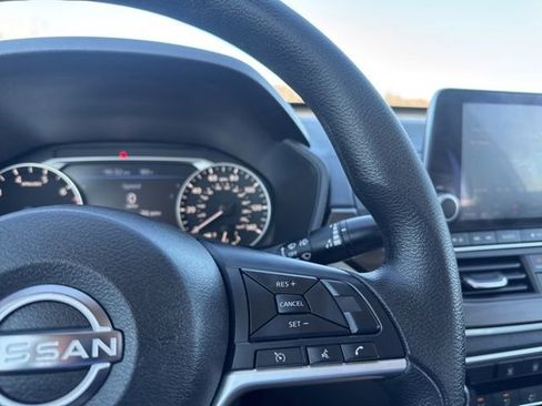Used 2024 Nissan Altima 2.5 SV FWD image 11