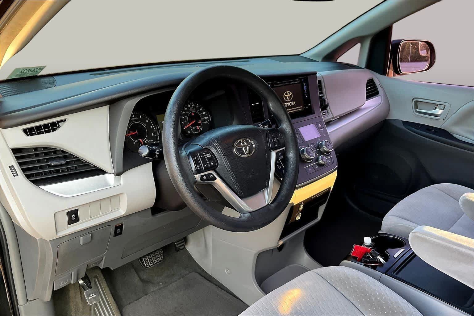 Used 2015 Toyota Sienna LE FWD image 17