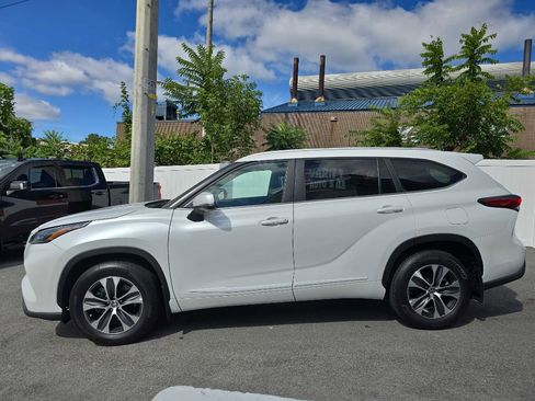 Used 2023 Toyota Highlander XLE image 11