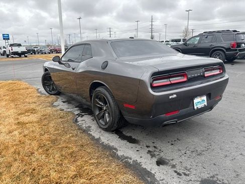 Used 2016 Dodge Challenger SXT image 5