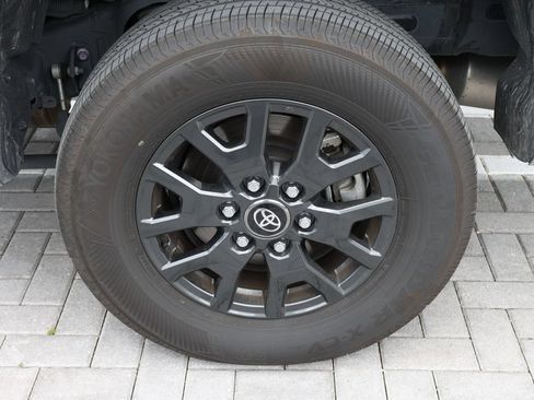 Used 2025 Toyota 4Runner SR5 AWD/4WD image 37
