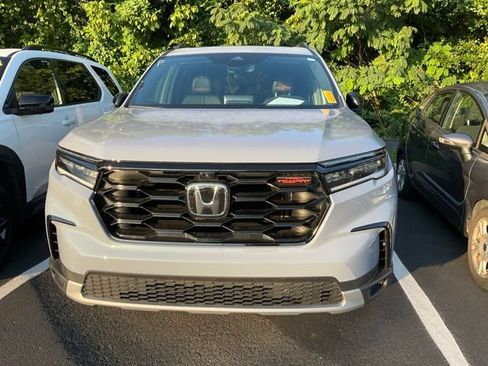 Used 2025 Honda Pilot TrailSport image 12