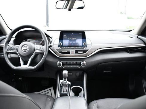 Used 2024 Nissan Altima 2.5 SV FWD image 18