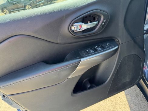 Used 2020 Jeep Cherokee Limited FWD image 11