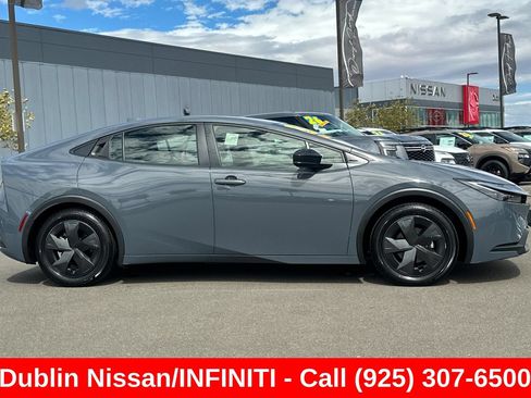Used 2025 Toyota Prius LE FWD image 3