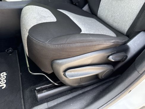 Used 2014 Jeep Cherokee Latitude image 31