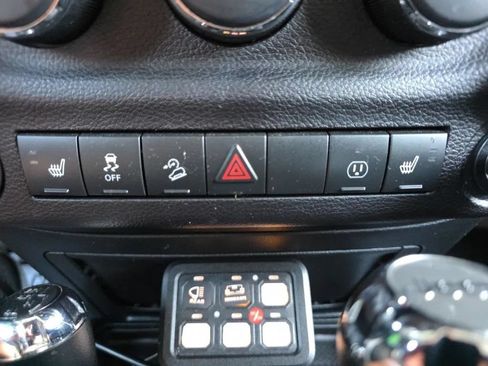 Used 2017 Jeep Wrangler Unlimited Sahara AWD/4WD image 26