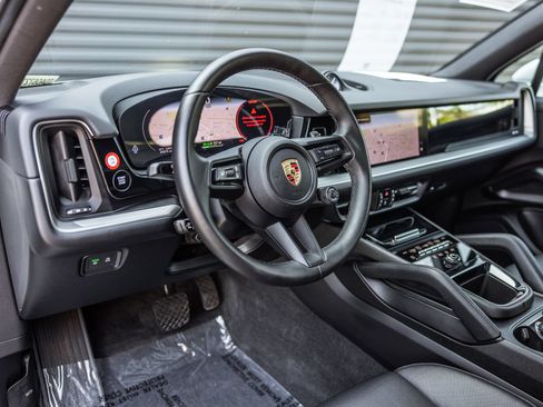 Certified 2024 Porsche Cayenne AWD/4WD image 4