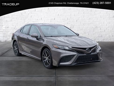 Used 2022 Toyota Camry SE image 1