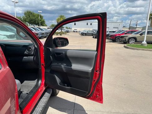 Used 2022 Toyota Tacoma SR AWD/4WD image 17