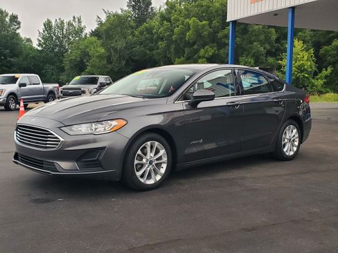 Used 2019 Ford Fusion SE FWD image 2