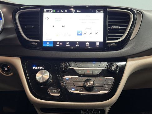 Used 2024 Chrysler Pacifica Touring-L FWD image 38