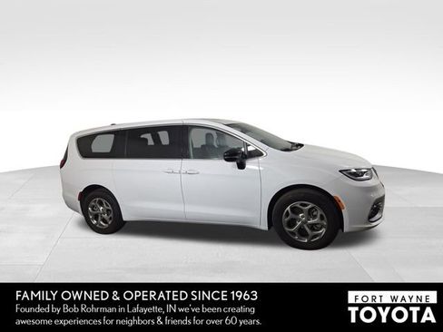 Used 2024 Chrysler Pacifica Limited AWD/4WD image 5