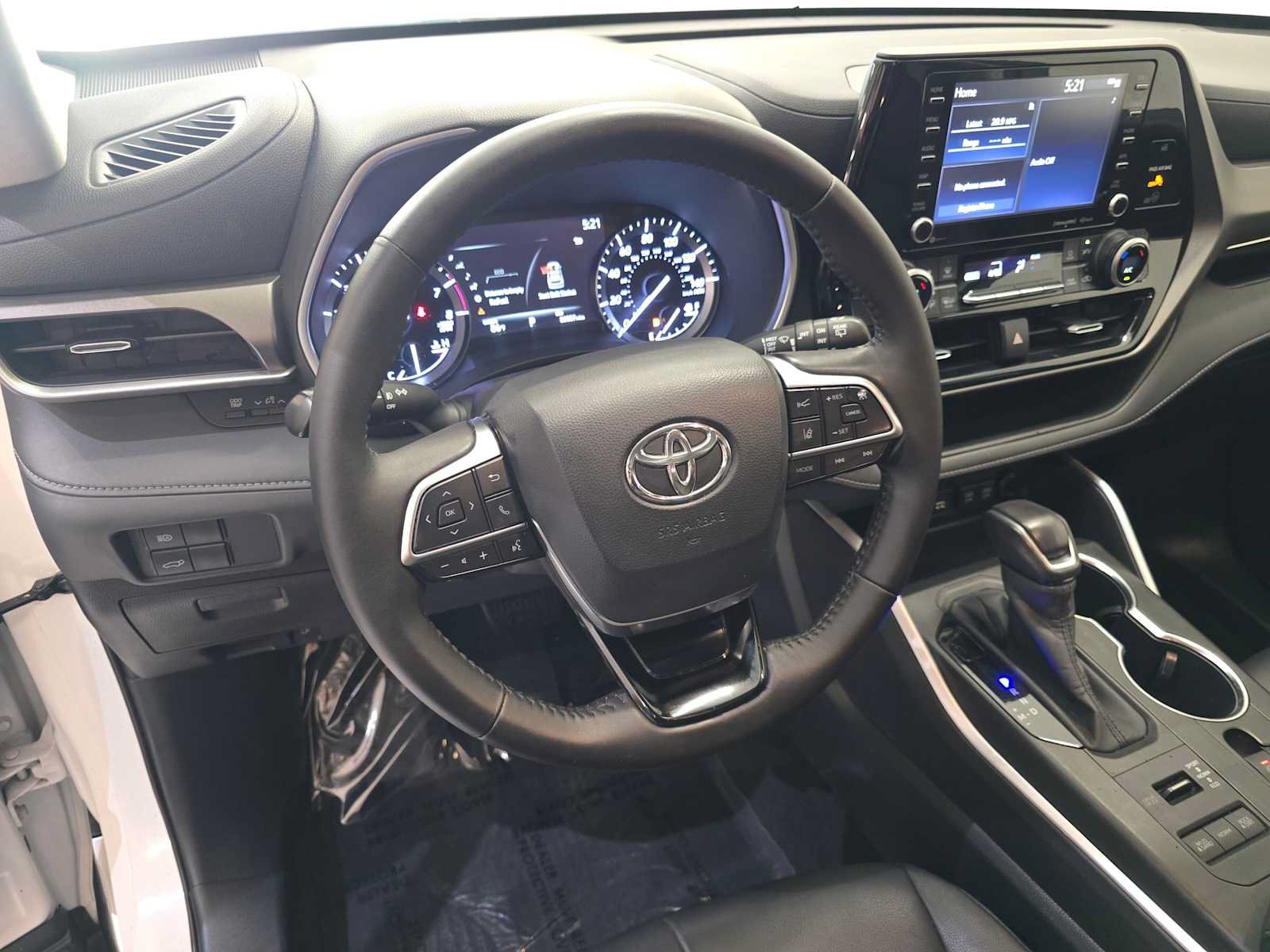 Used 2020 Toyota Highlander XLE AWD/4WD image 2
