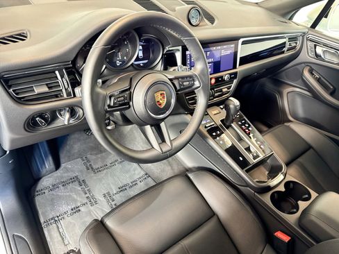 Used 2025 Porsche Macan image 4