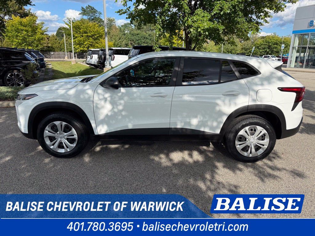 Used 2025 Chevrolet Trax LS FWD image 1