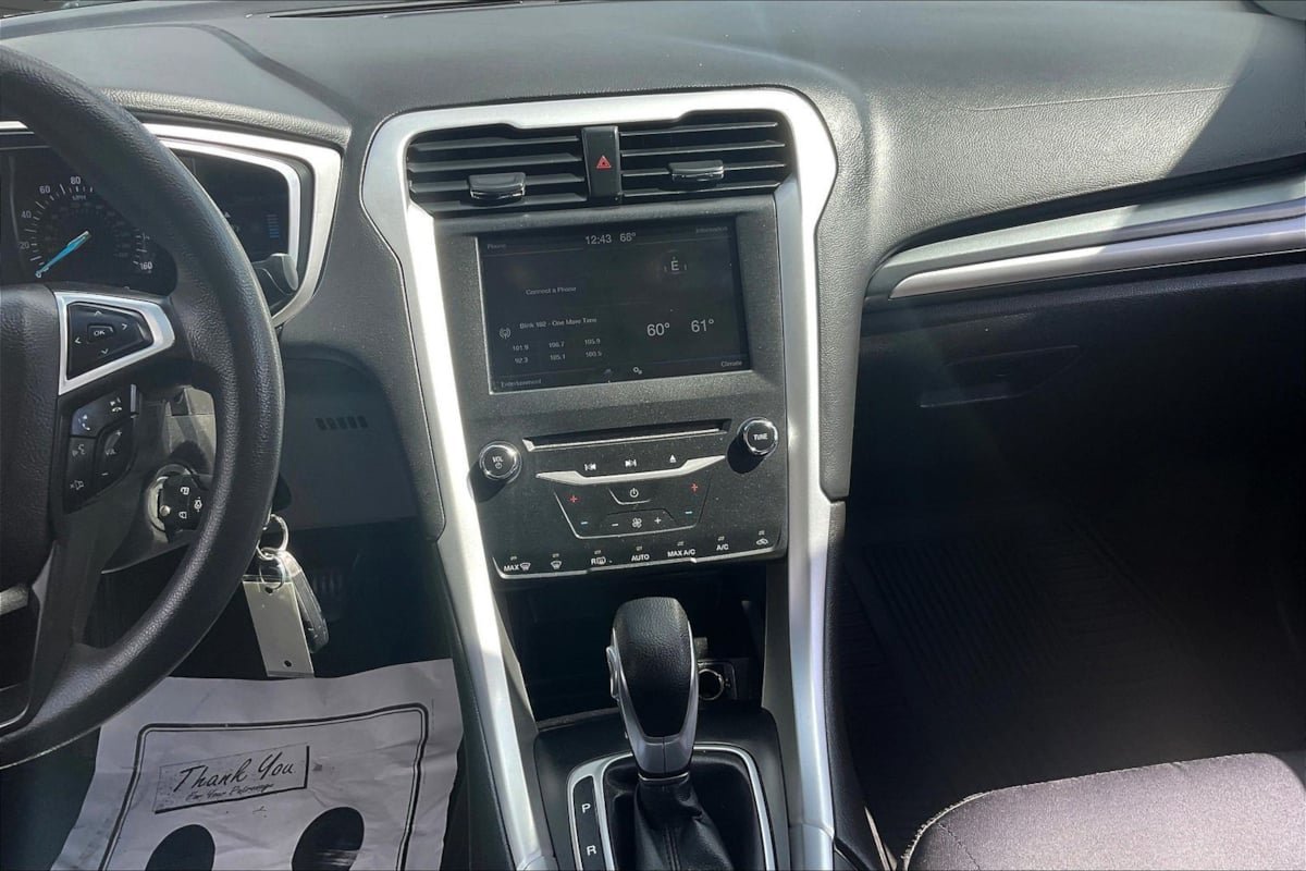 Used 2015 Ford Fusion SE FWD image 14
