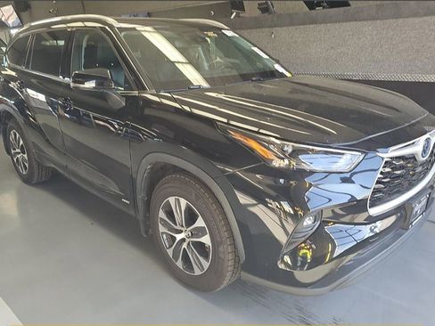 Used 2022 Toyota Highlander XLE w/ Protection Package #3 (TMS) image 3