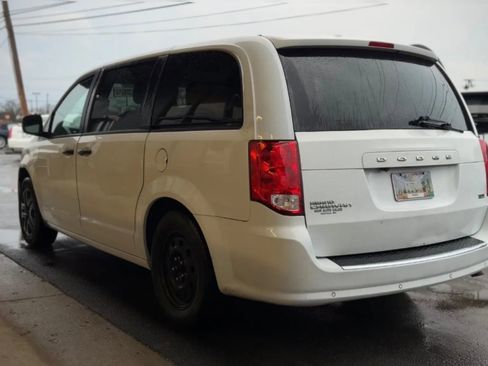 Used 2019 Dodge Grand Caravan SE w/ UConnect Hands-Free Group image 4