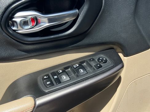 Used 2019 Jeep Cherokee Latitude w/ Popular Appearance Group AWD/4WD image 16