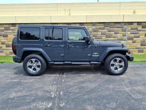 Used 2017 Jeep Wrangler Unlimited Sahara w/ Connectivity Group AWD/4WD image 12