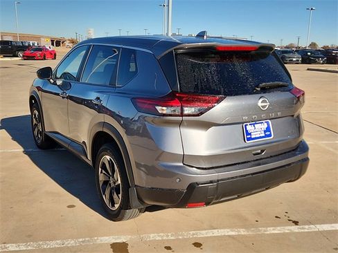 Used 2024 Nissan Rogue SV image 3