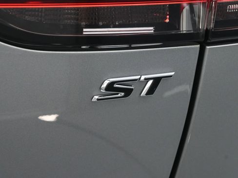 Used 2023 Buick Envision Essence w/ Sport Touring Package image 29