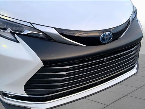 Used 2023 Toyota Sienna Platinum FWD image 27