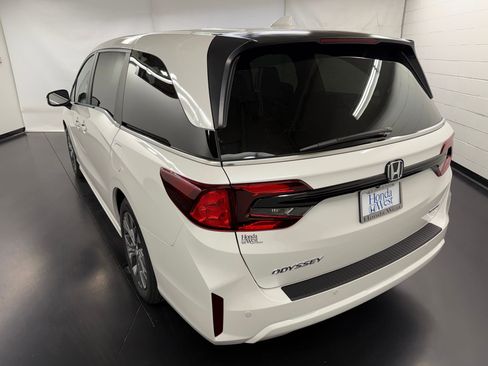 New 2026 Honda Odyssey Touring image 3