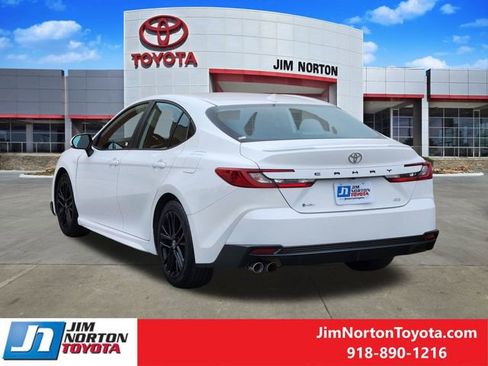 Used 2025 Toyota Camry SE image 7