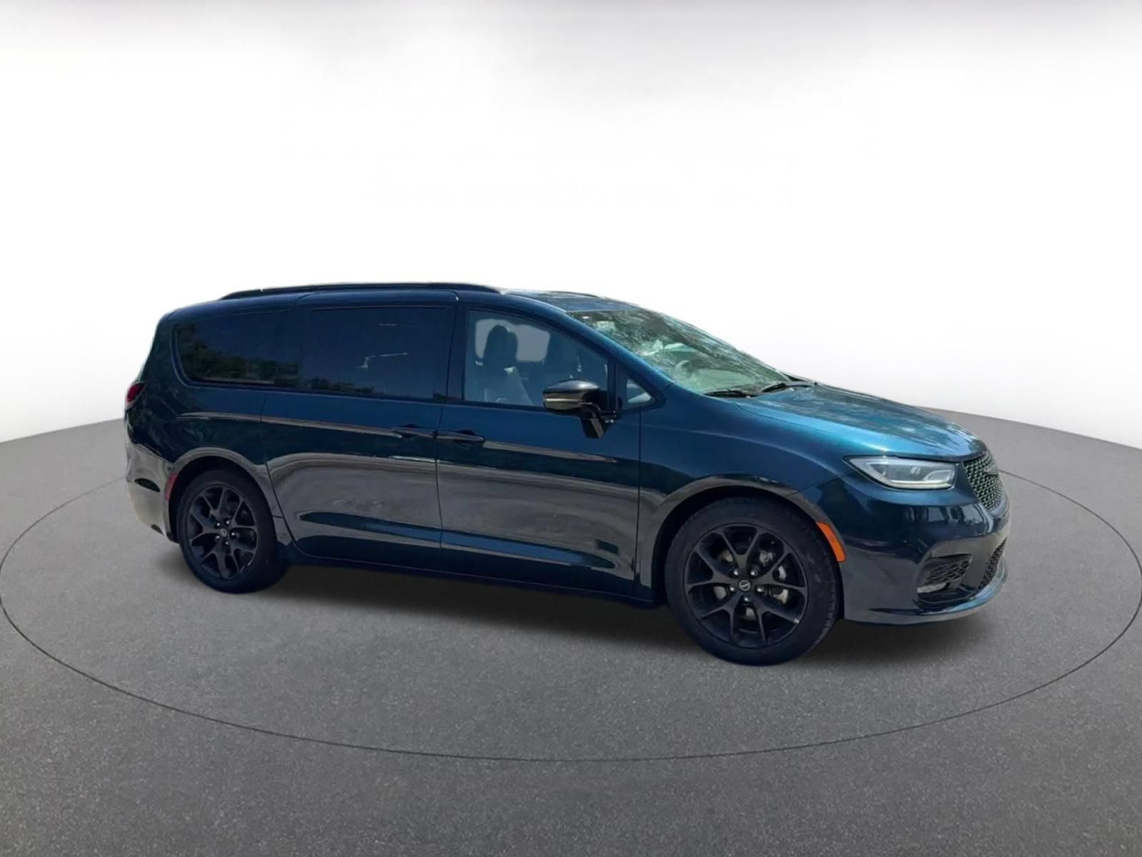 Used 2025 Chrysler Pacifica Limited FWD image 2