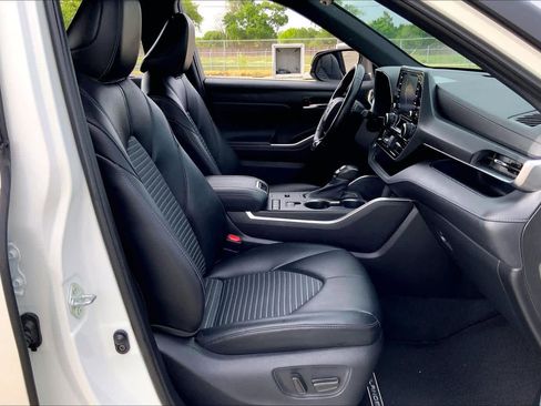 Used 2021 Toyota Highlander XSE FWD image 9