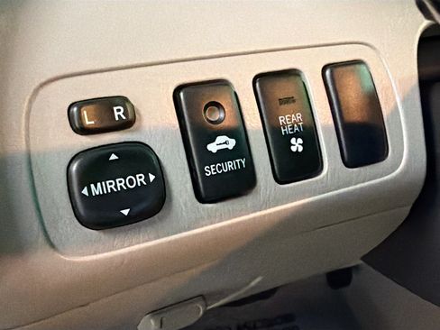 Used 2005 Toyota Highlander 4WD V6 w/ 3rd Row image 16