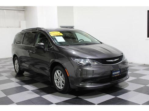 Used 2021 Chrysler Voyager Lxi image 3