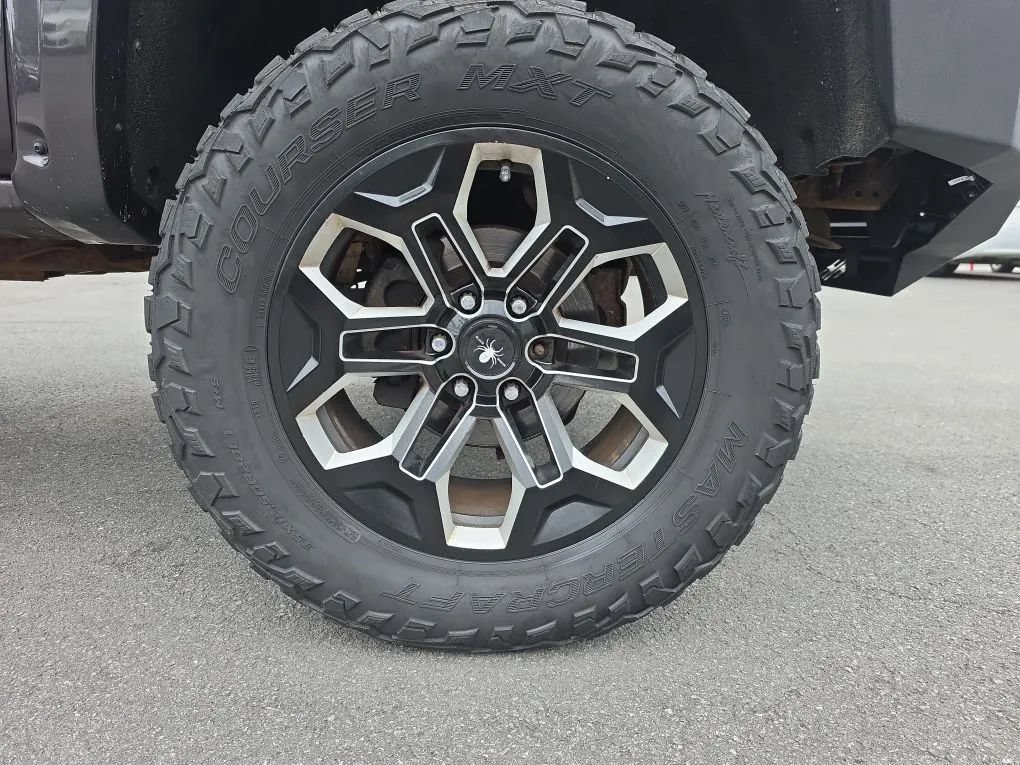 Used 2016 GMC Sierra 1500 SLT w/ SLT Preferred Package AWD/4WD image 9