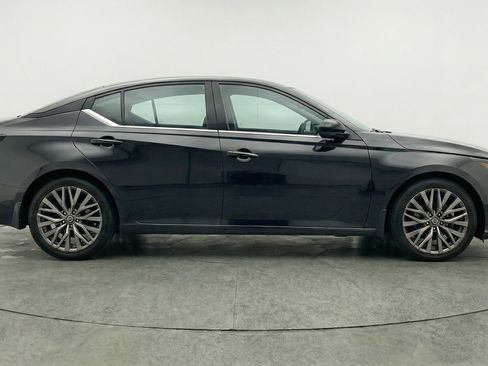 Used 2025 Nissan Altima 2.5 SV image 11