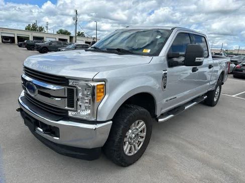 Used 2017 Ford F250 XLT AWD/4WD image 2