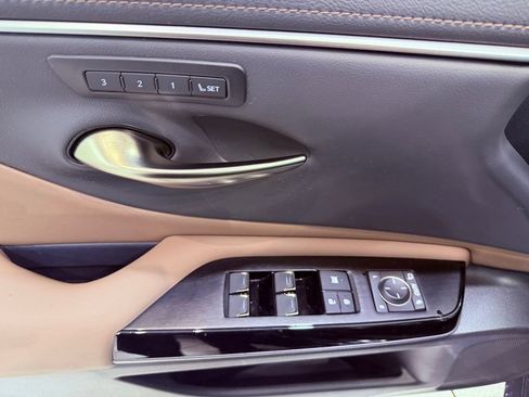 Used 2025 Lexus ES 350 w/ Premium Package FWD image 18