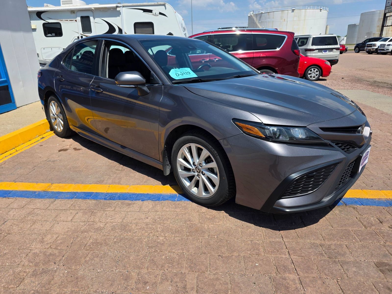 Used 2023 Toyota Camry SE FWD image 3