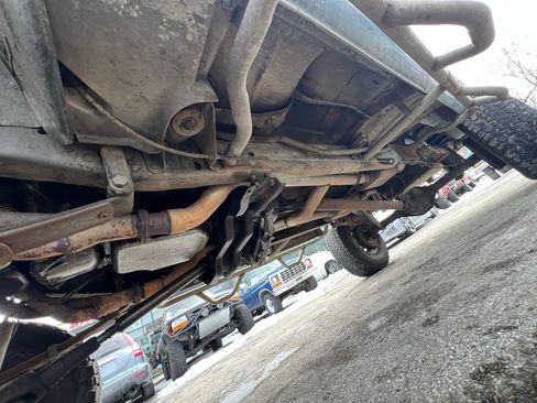 Used 1988 Chevrolet Suburban 2500 image 16