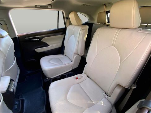 Used 2022 Toyota Highlander Limited FWD image 19