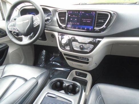 Used 2023 Chrysler Pacifica Touring-L FWD image 10