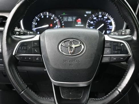 Used 2022 Toyota Highlander XLE AWD/4WD image 20