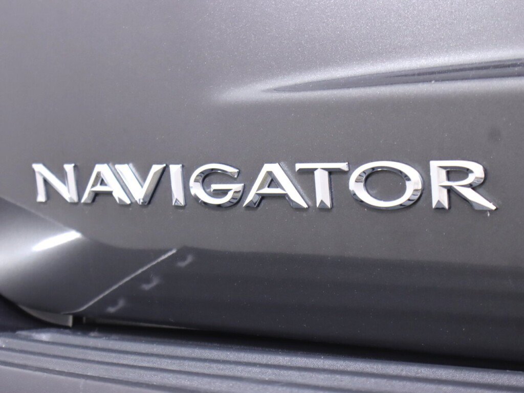 Used 2016 Lincoln Navigator Select RWD image 40