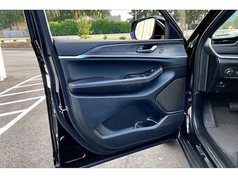 Used 2024 Jeep Grand Cherokee L Limited w/ Luxury Tech Group II image 23