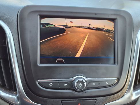Used 2021 Chevrolet Equinox LS w/ LS Convenience Package FWD image 5